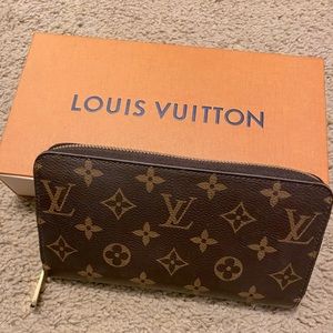 AUTHENTIC Louis Vuitton Zippy Wallet// Monogram